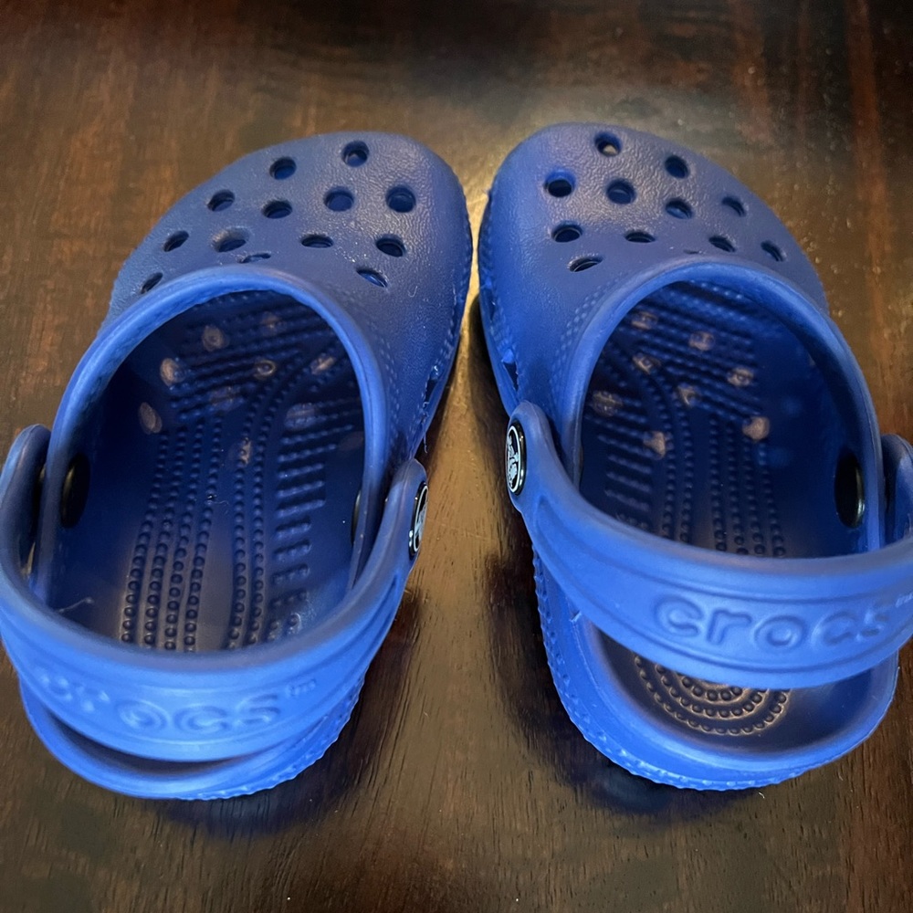 Crocs baby slip on clogs waterproof shoes. Royal Blue. EUC. Size 2/3.